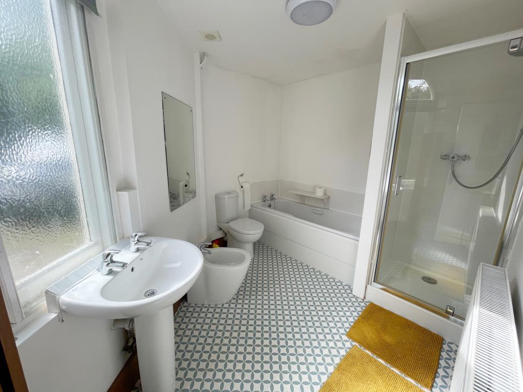 Lot: 87 - DETACHED FORMER GATEHOUSE FOR IMPROVEMENT - Ground floor bathroom with five piece suite and window to side